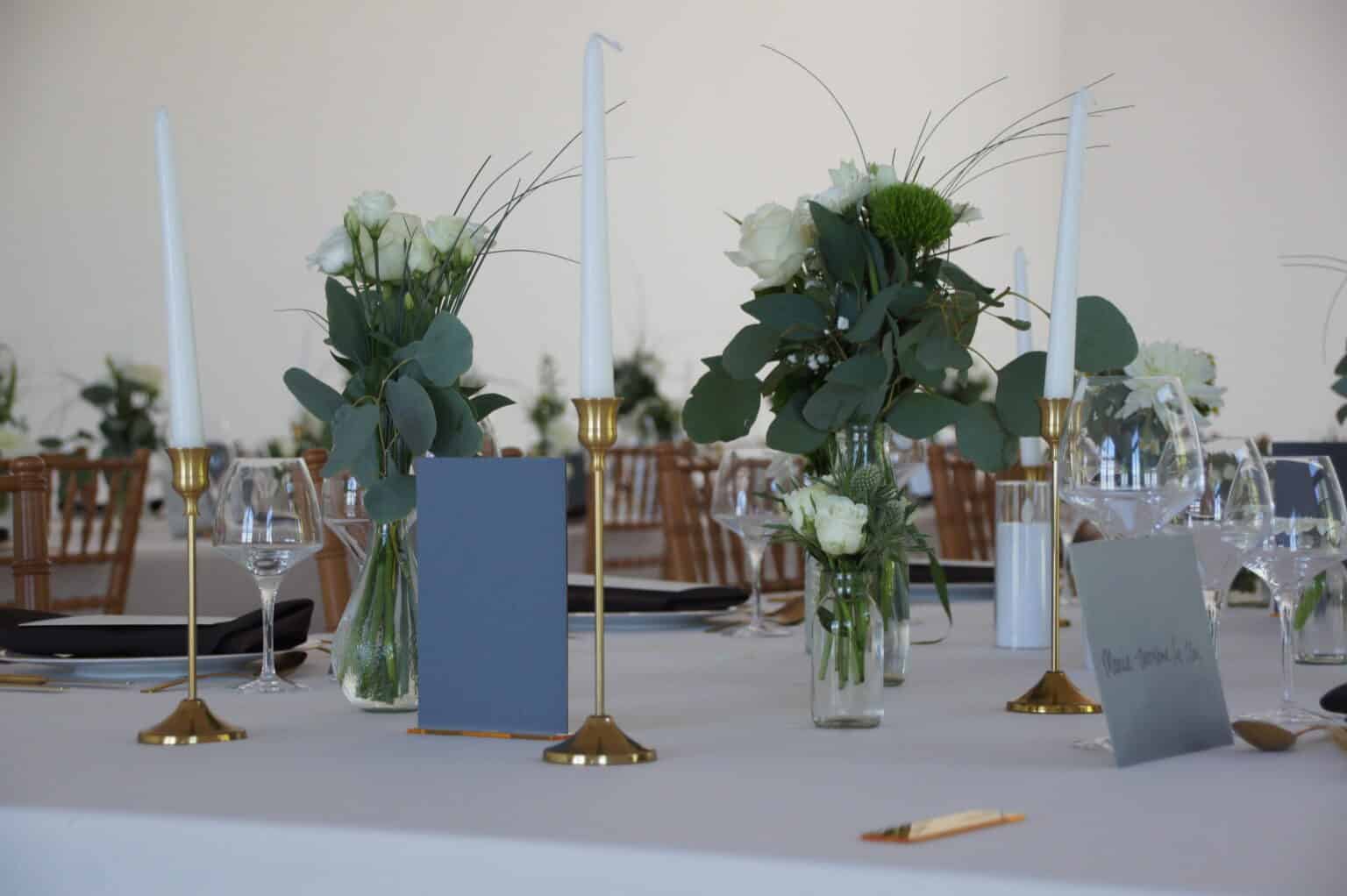 Décoration florale de table pour réception de mariage par Ducastel Traiteur en Normandie