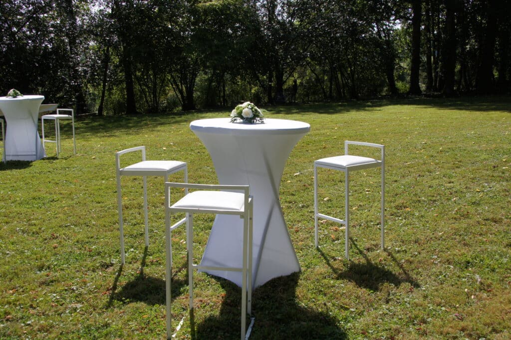 Mobilier de cocktail installé en extérieur par Ducastel Traiteur en Normandie
