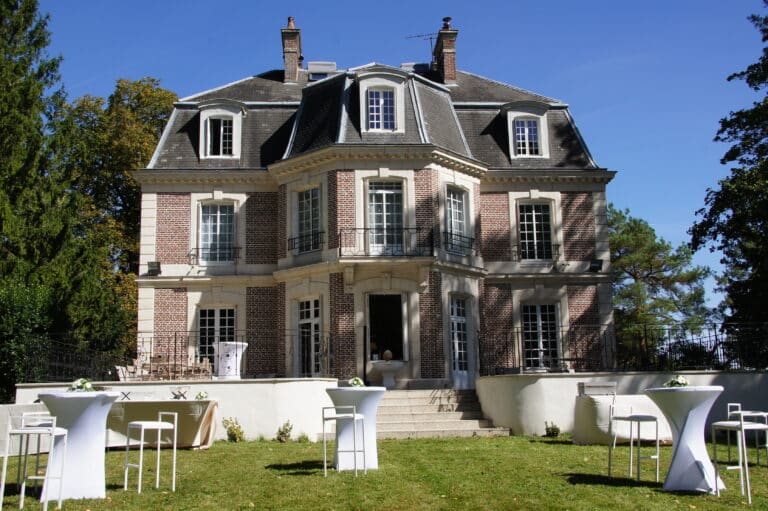 Espace extérieur de réception au château géré par Ducastel Traiteur en Normandie