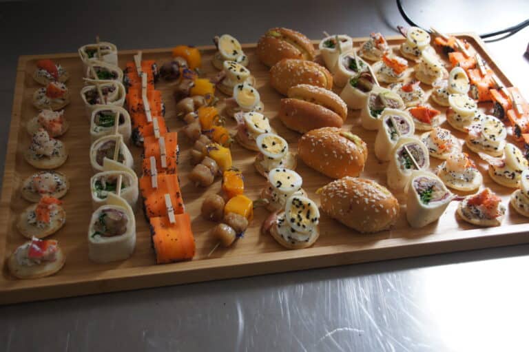 Buffet cocktail d’amuse-bouches préparé par Ducastel Traiteur en Normandie