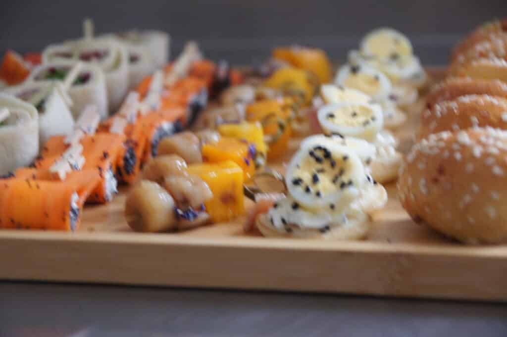 Assortiment de pièces cocktail préparées par Ducastel Traiteur en Normandie