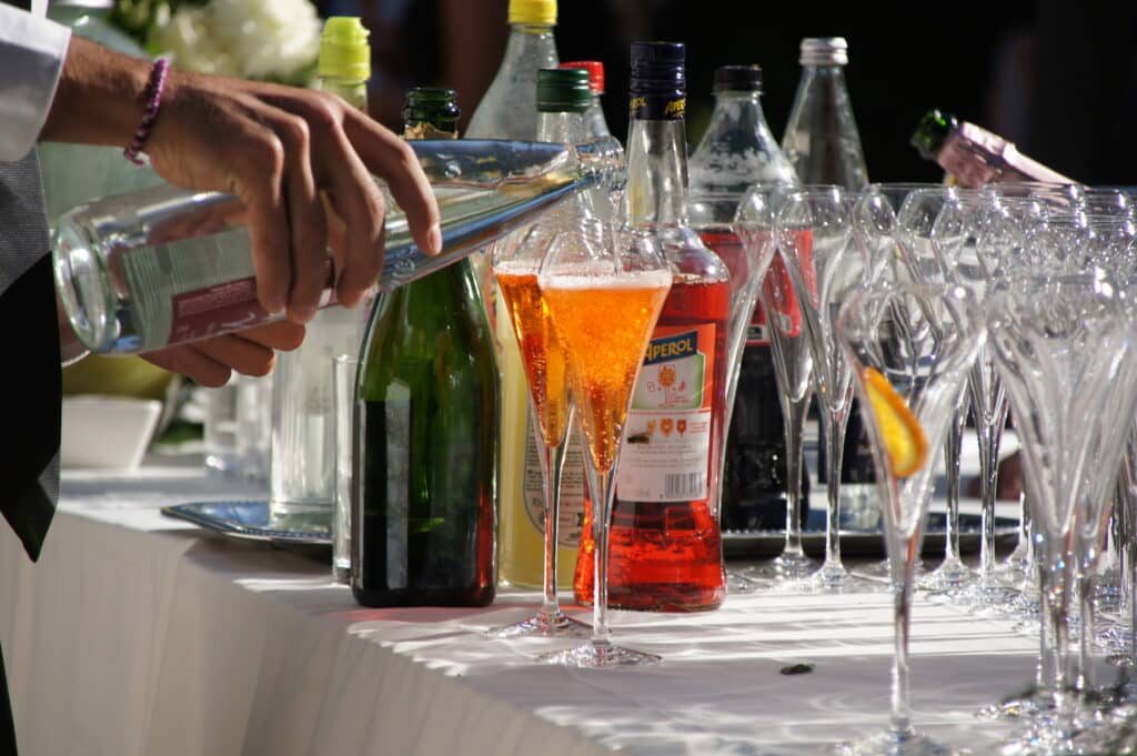 Service de boissons et cocktails pour réception par Ducastel Traiteur en Normandie