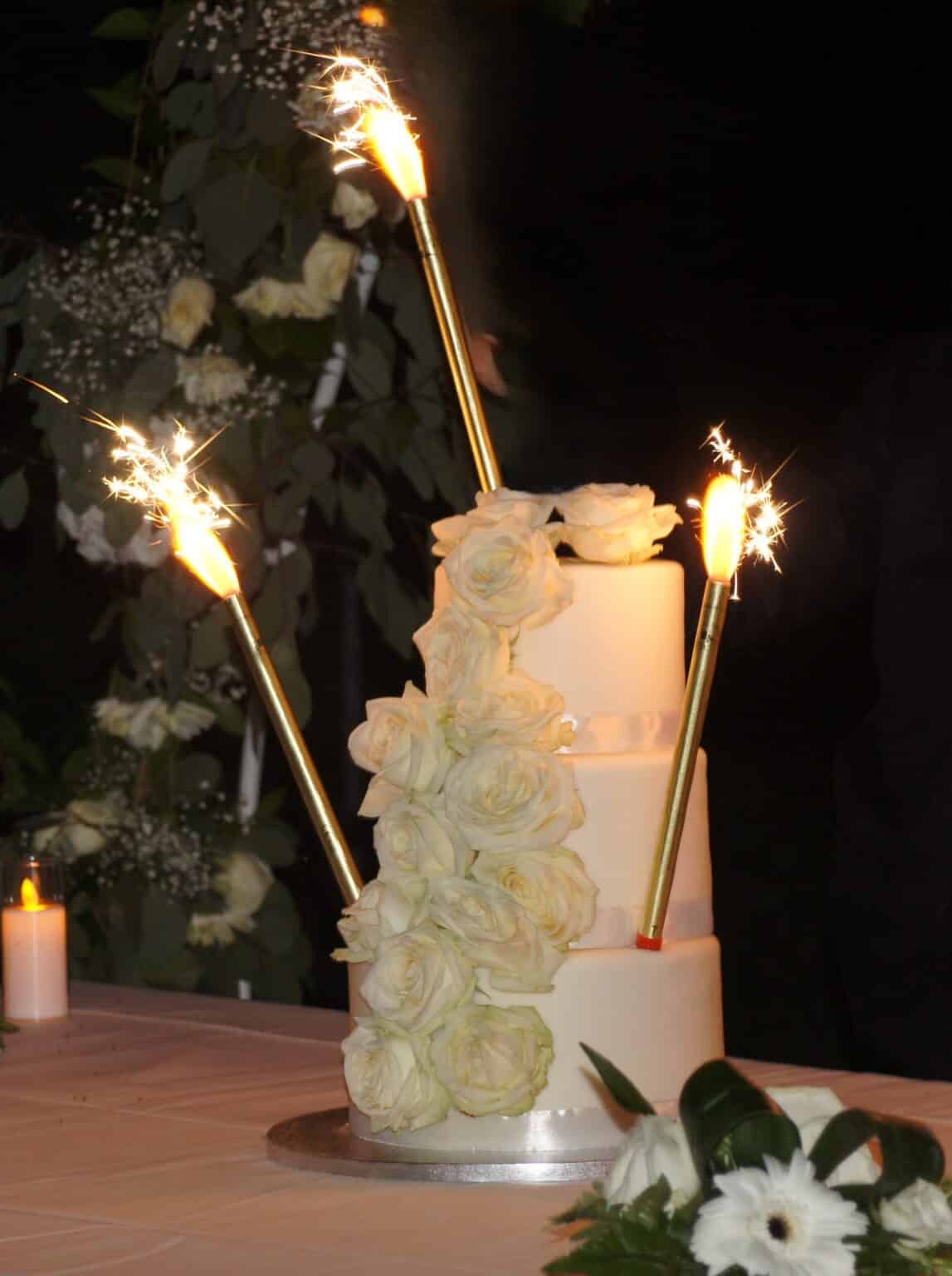 Gâteau de mariage décoré avec étincelles par Ducastel Traiteur en Normandie