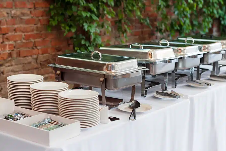 Installation d’un buffet chaud pour événement par Ducastel Traiteur en Normandie