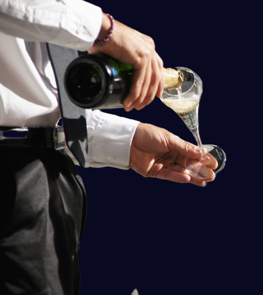Service de champagne lors d’un événement par Ducastel Traiteur en Normandie